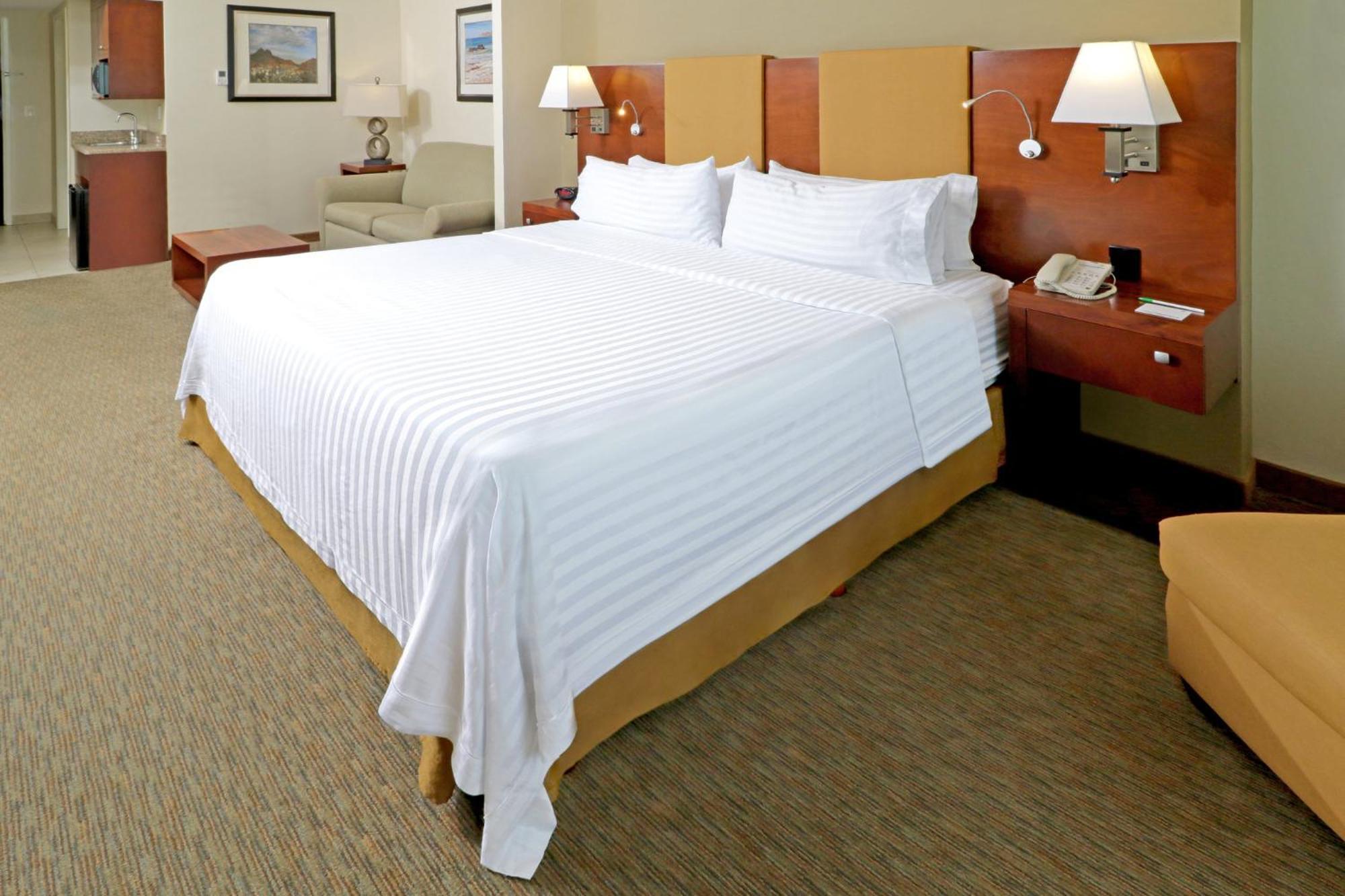 Holiday Inn Hotel & Suites Hermosillo Aeropuerto By Ihg Bagian luar foto